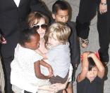 Angelina Jolie arrive à Séoul avec Pax, Maddox, Zahara et Shiloh, dans le cadre de la promo du film  Salt . 27/07/2010
