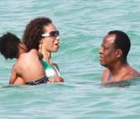 Le docteur Conrad Murray, sa petite amie Nicole Alvarez, et leur fils, en vacances à Miami, le 31 juillet 2010