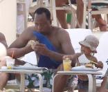 Le docteur Conrad Murray, sa petite amie Nicole Alvarez, et leur fils, en vacances à Miami, le 31 juillet 2010