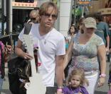 DannieLynn, fille de la défunte Anna Nicole Smith, se promène à Los Angeles avec son père Larry Birkheard le 1er août 2010