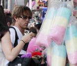 DannieLynn, fille de la défunte Anna Nicole Smith, se promène à Los Angeles avec son père Larry Birkheard le 1er août 2010