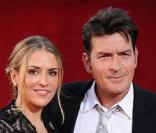 Charlie Sheen et sa femme Brooke Mueller sur le tapis rouge des Emmy Awards à Los Angeles en septembre 2009 