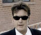 Charlie Sheen arrive au palais de justice d'Aspen en février 2010 