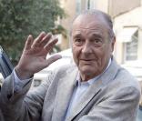 Jacques Chirac se promène avec ses amis François et Maryvonne Pinault à Saint-Tropez le 2 août 2010
