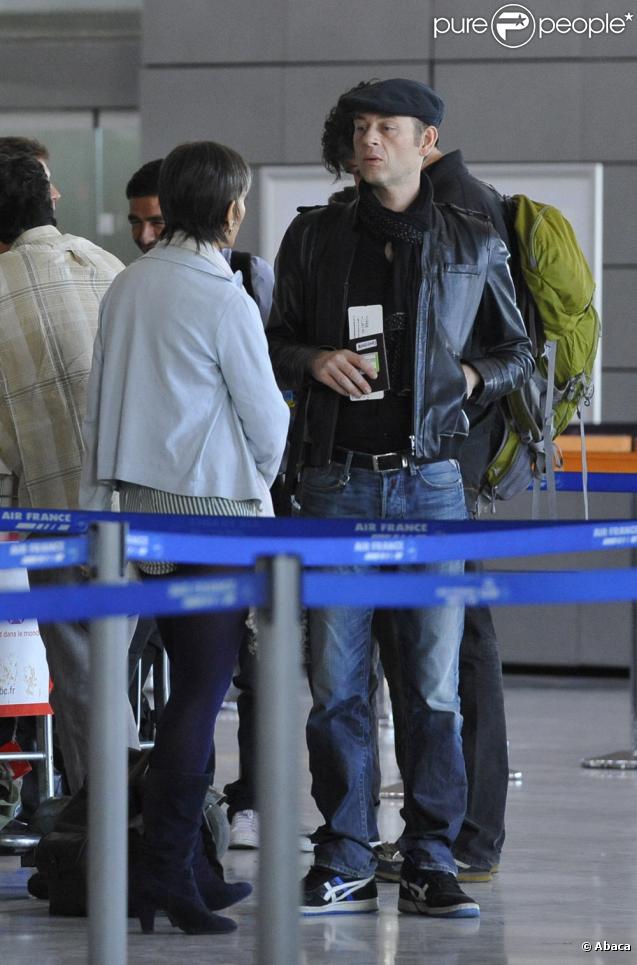 Alain Bouzigues et Isabelle Morini-Bosc se préparent à embarquer pour l'aventure Pékin Express, à l'aéroport de Roissy, le 30 juillet 2010
