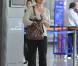 Jeanne Savary se prépare à embarquer pour l'aventure Pékin Express, à l'aéroport de  Roissy, le 30 juillet 2010