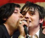 Carl Barât, 32 ans, devrait devenir papa pour la 1e fois, avec la naissance d'un petit garçon fin 2010.