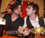 Carl Barât, 32 ans, devrait devenir papa pour la 1e fois, avec la naissance d'un petit garçon fin 2010.