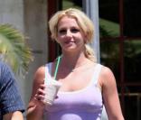 Lundi 2 août, Britney Spears s'est rendue dans un centre commercial de Calabasas entourée d'un garde du corps. Peu avant, elle s'est rendue chez Starbucks pour s'offrir une petite boisson frappée.