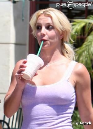 Lundi 2 août, Britney Spears s'est rendue dans un centre commercial de Calabasas entourée d'un garde du corps. Peu avant, elle s'est rendue chez Starbucks pour s'offrir une petite boisson frappée.