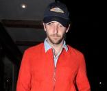 Bradley sort du restaurant Nobu, où il a dîné avec sa douce Renée Zellweger. 7/08/2010