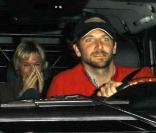 Bradley et Renée font mine de s'éclipser l'un sans l'autre du restaurant, et se retrouvent dans leur voiture, morts de rire ! 7/08/2010