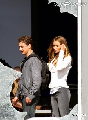 Shia LaBeouf et Rosie Huntington-Whiteley, lors des prises de vues de  Transformers 3 , à Chicago, en juillet 2010.