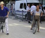 Owen Wilson dans les rues de Paris avec une mystérieuse inconnue...