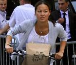 Owen Wilson dans les rues de Paris avec une mystérieuse inconnue...