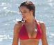 La belle Kelly Brook sur une plage paradisiaque...