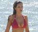 La belle Kelly Brook sur une plage paradisiaque...