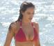 La belle Kelly Brook sur une plage paradisiaque...