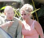 Britney Spears s'est rendue en studio d'enregistrement avec son père et un garde du corps, ce jeudi 12 août.  