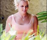 Britney Spears s'est rendue en studio d'enregistrement avec son père et un garde du corps, ce jeudi 12 août.  