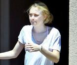 Dakota Fanning cherche son chauffeur après un cours de Pilates le 19 août 2010 à Los Angeles