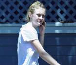 Dakota Fanning cherche son chauffeur après un cours de Pilates le 19 août 2010 à Los Angeles