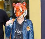La chanteuse Kesha se balade dans les rues de New York portant un masque représentant une tête de tigre, mardi 17 août.