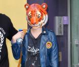 La chanteuse Kesha se balade dans les rues de New York portant un masque représentant une tête de tigre, mardi 17 août.