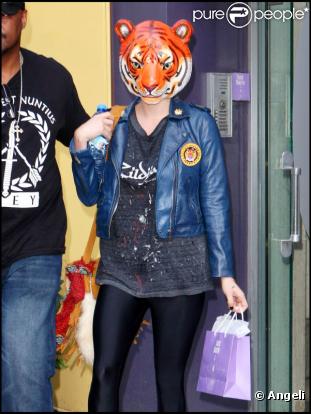 La chanteuse Kesha se balade dans les rues de New York portant un masque représentant une tête de tigre, mardi 17 août.