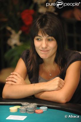 Estelle Denis (photo : en 2008, lors d'un tournoi de charité) sera une des célébrités invitées de la finale du Partouche Poker Tour, au casino du Palm Beach de Cannes du 2 au 7 septembre. Eric Cantona remettra au vainqueur le chèque d'1 million.