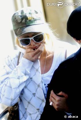 Paris Hilton à Prague, a mal au menton...