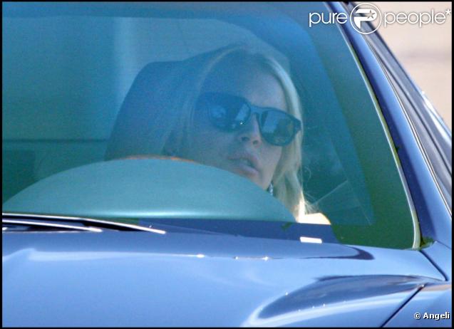 Lindsay Lohan fume une cigarette au volant de sa Maserati en août 2010