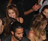Miley Cyrus s'éclate face à Ashley Greene au VIP Room à Paris le 4 septembre 2010