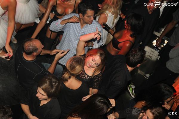 Miley Cyrus s'éclate face à Ashley Greene au VIP Room à Paris le 4 septembre 2010