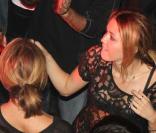 Miley Cyrus s'éclate face à Ashley Greene au VIP Room à Paris le 4 septembre 2010