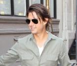 Tom, Suri et Katie à la sortie de leur appartement, à New York. 7/09/2010