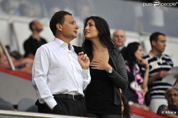 Yasmine Tordjman et Eric Besson au Parc de Princes, à Paris. Août 2010