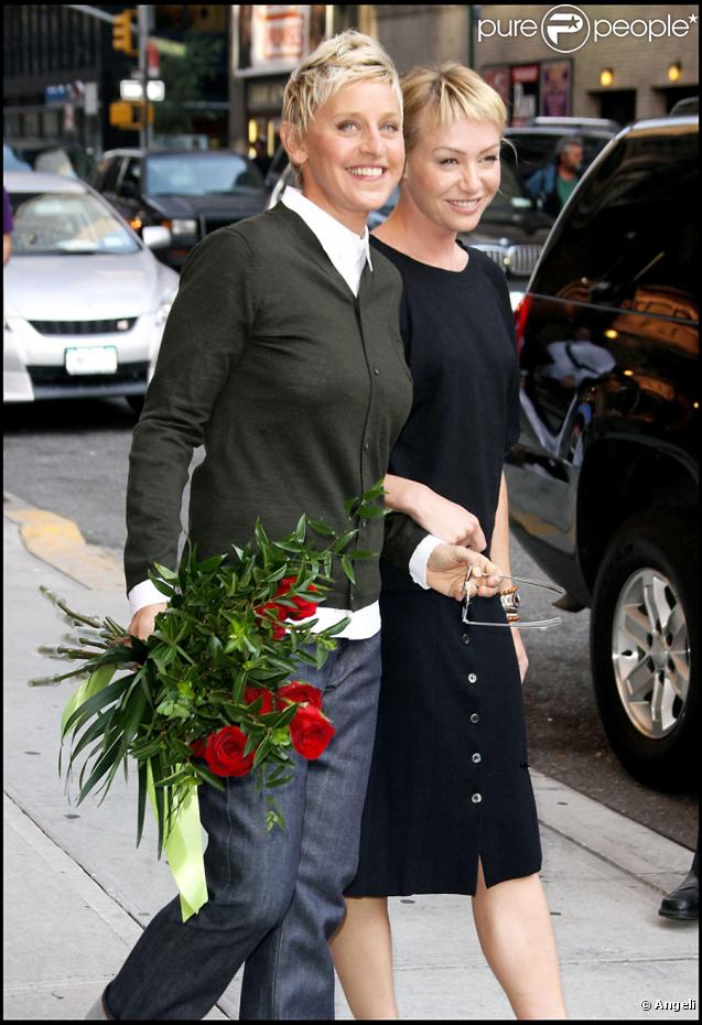 Ellen DeGeneres quitte le studio d'enregistrement de l'émission The Late Show With David Letterman à New York, au côté de sa femme Portia De Rossi, le 7 septembre 2010