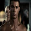 Quand Cristiano Ronaldo, torse nu, se laisse envoûter par la sensuelle Elsa Pataky !