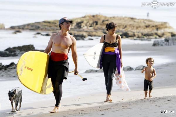 Matthew McConaughey, sa compagne Camila Alves et leur fils Levi sur la plage à Malibu