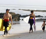 Matthew McConaughey, sa compagne Camila Alves et leur fils Levi sur la plage à Malibu