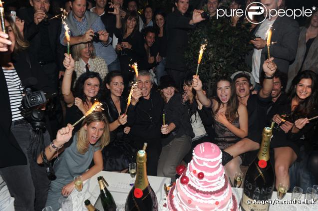 Sarah Lelouch, Salomé Lelouch, Audrey Dana, Claude Lelouch, Sabaya  Lelouch, Valérie, Tess, Sachka et Simon lors de la soirée à L'Arc pour fêter la  sortie de Ces Amours-là et les 50 ans des Films 13 à Paris le 12  septembre 2010