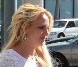 Britney Spears rencontre quelques problèmes de cheveux au Johnny Rocket de Los Angeles le 17 septembre 2010