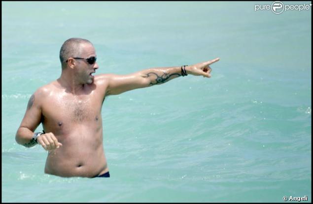 Eros Ramazzotti passe une journée sur une plage de Miami avec un ami