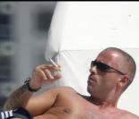 Eros Ramazzotti passe une journée sur une plage de Miami avec un ami