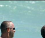 Eros Ramazzotti passe une journée sur une plage de Miami avec un ami