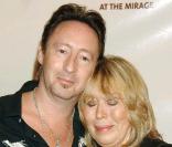 Julian Lennon et sa mère Cynthia Powell 