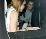 Lindsay Lohan sortant d'un institut de beauté hier à Bevertly Hills avec sa petite soeur. Elle se cache le visage...