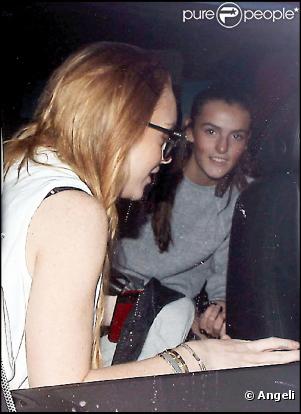 Lindsay Lohan sortant d'un institut de beauté hier à Bevertly Hills avec sa petite soeur. Elle se cache le visage...