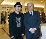 L'artiste Jiji (Hi Panda) et Monsieur Philippe de Beauvoir lors de l'inauguration du nouvel espace homme du Bon Marché, le 21 septembre à Paris
